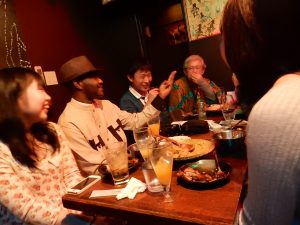 パトリックさんを囲んで盛り上がってます^^