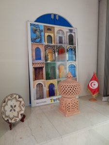 チュニジア，大使館，鳥カゴ，モザイク画，デザートローズ，シディブザイド