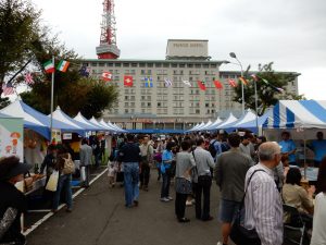 港区，みなと区民まつり，国際友好広場，ボリビア，ジョージア，カンツィ，ボスニア・ヘルツェゴビナ，ガーナ，ワイン，カザフスタン，リトアニア ，ドミニカ，アフガニスタン ，スロベニア ，ウズベキスタン，大使館，マダガスカル，モルディブ