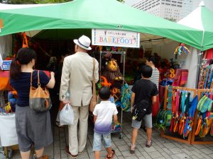 フェルト生地で作られたグッズの店