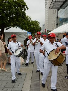 会場内を練り歩く演奏隊