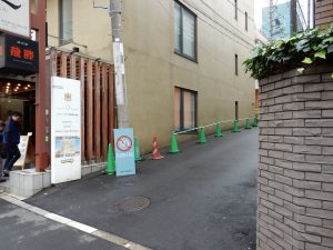 この路地を入れば大使館はすぐ！