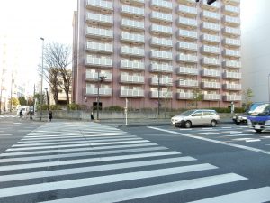 さらにコンビニを背に道路向こうへ渡ります